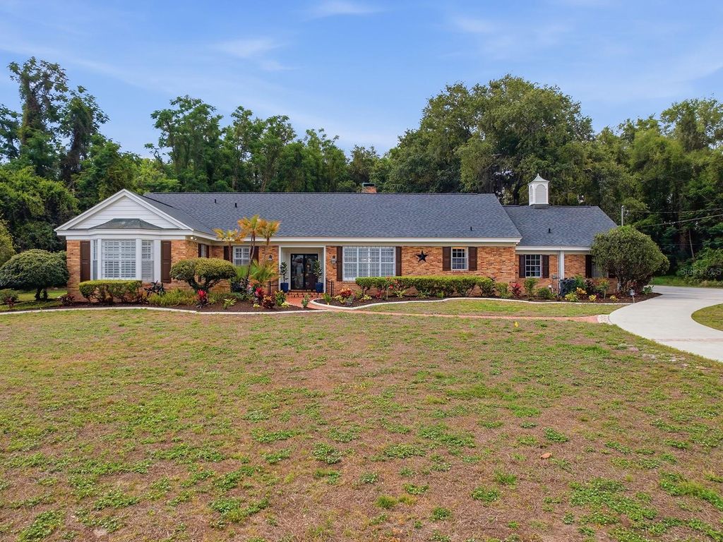 Photo of 1017 Shore Acres Drive, Leesburg, FL 34748 (MLS # G5112017)