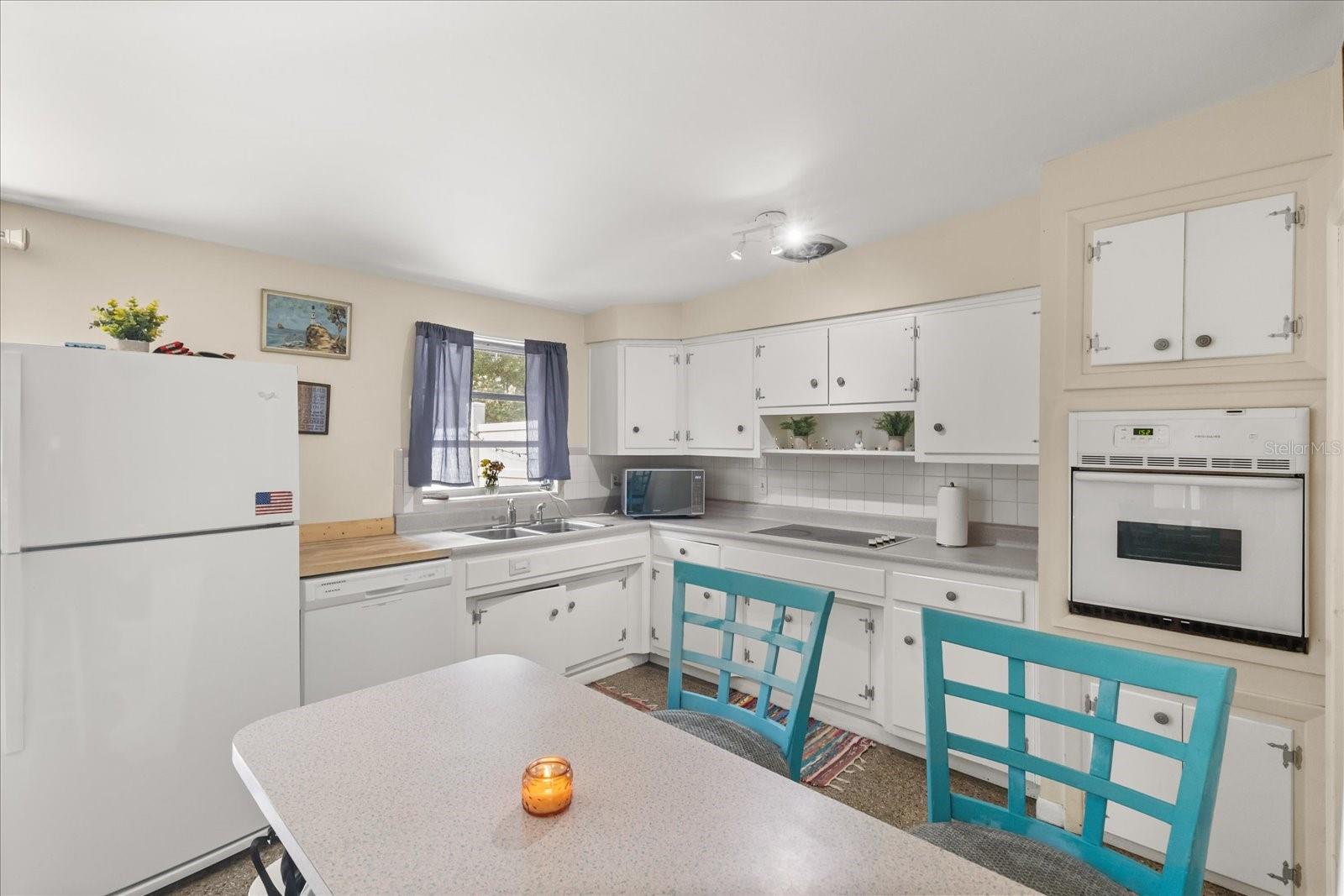 WEST BAY MANOR - Residential Income