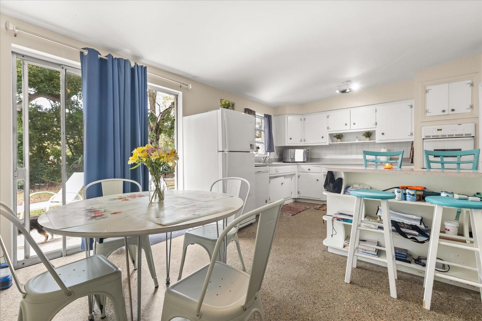 WEST BAY MANOR - Residential Income