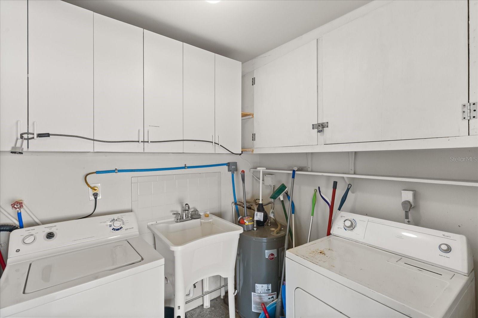 WEST BAY MANOR - Residential Income