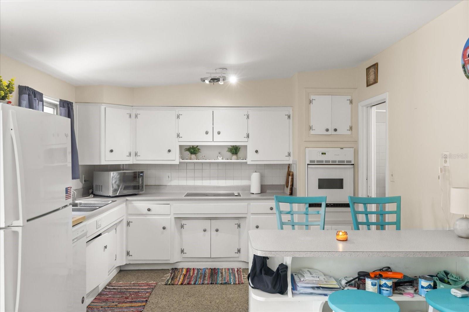 WEST BAY MANOR - Residential Income