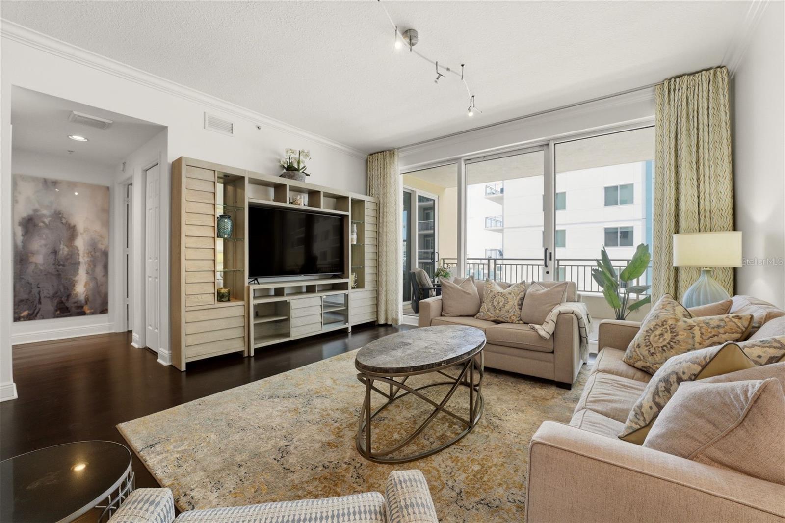 ONE HUNDRED CENTRAL - Residential