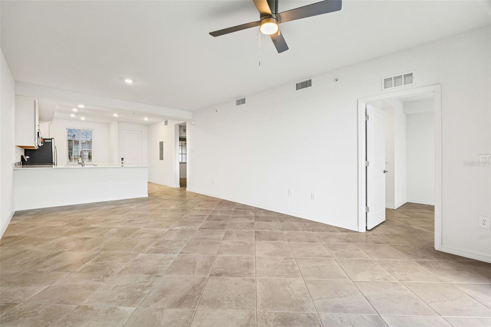 CALUSA COUNTRY CLUB - Residential Lease