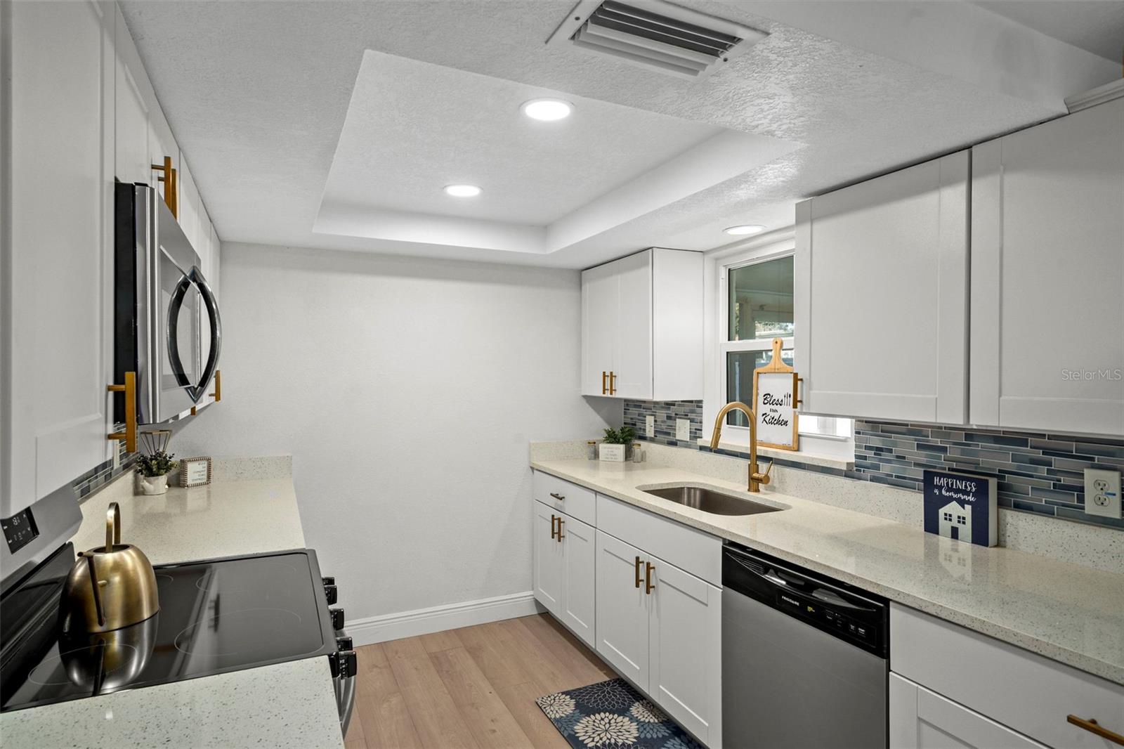 COLONIAL HILLS - Residential