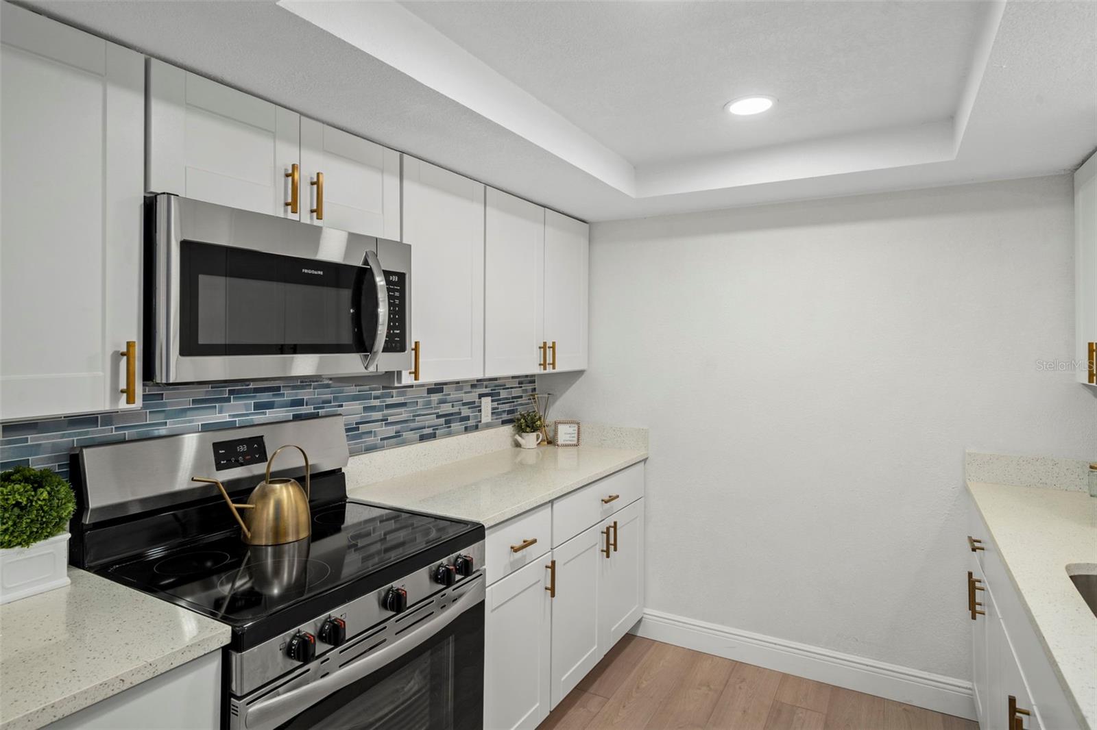 COLONIAL HILLS - Residential