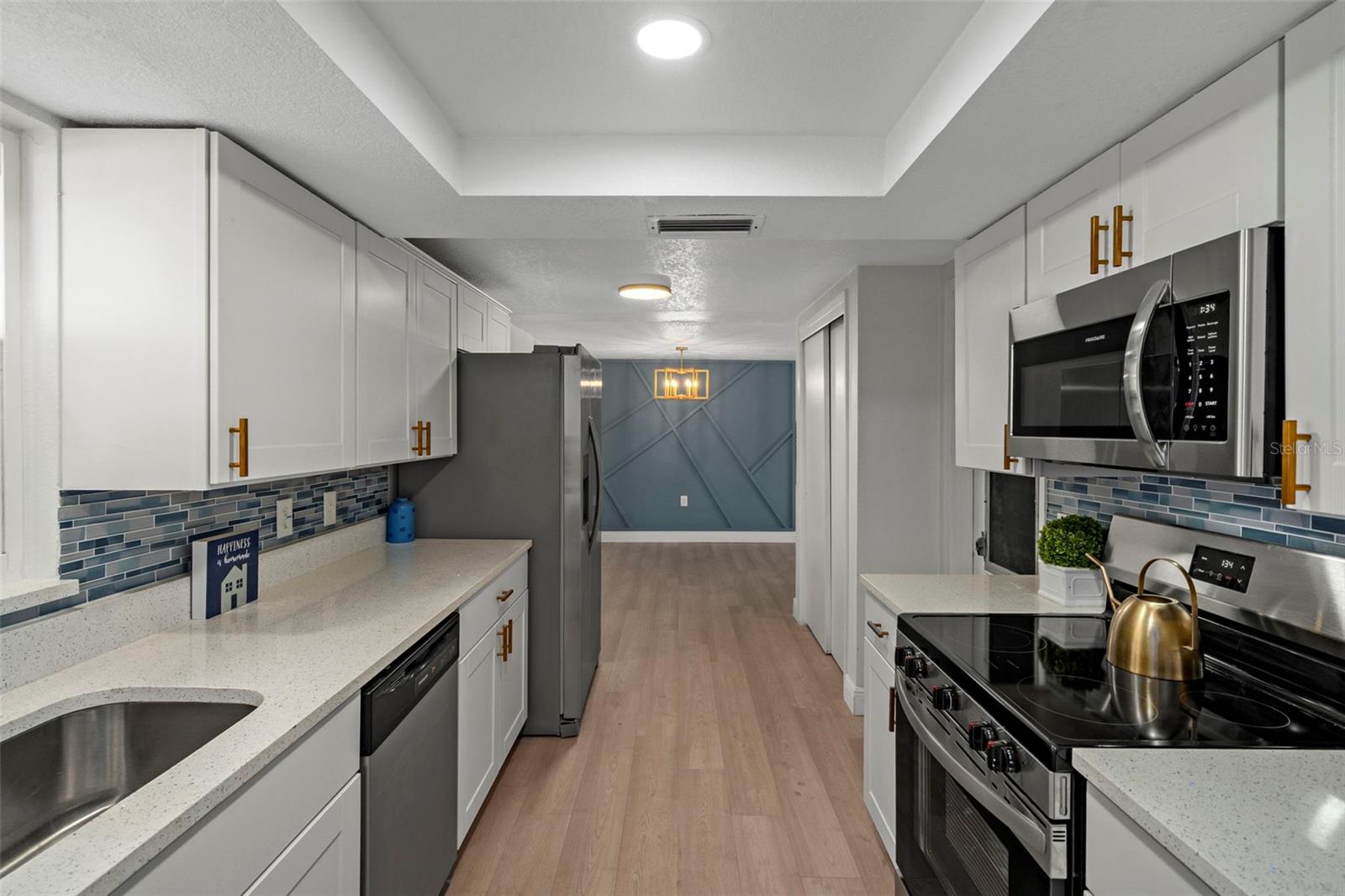 COLONIAL HILLS - Residential