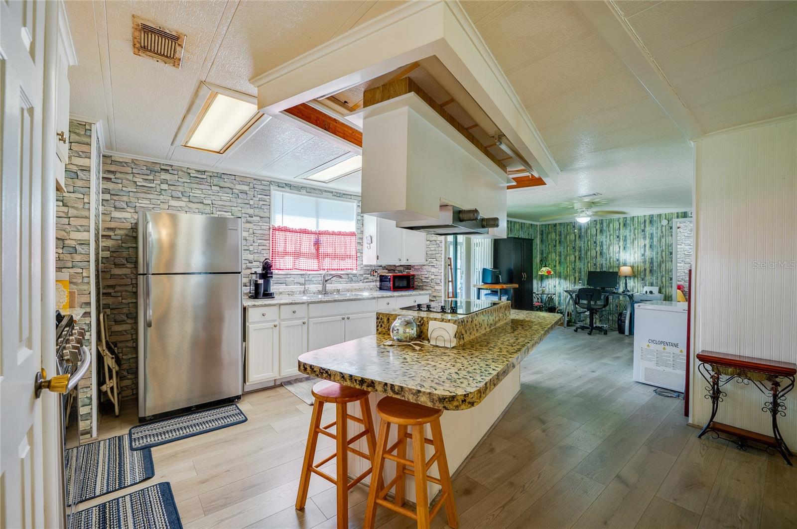 HILL TOP MANOR - Residential