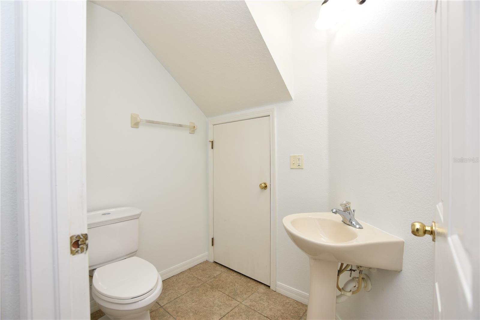 COBBLESTONE LNDG TWNHMS - Residential Lease