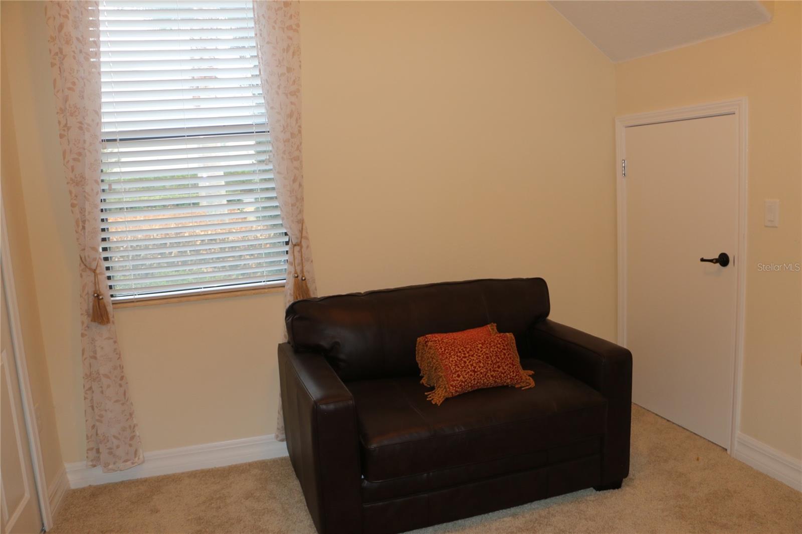 HEATHROW COUNTRY ESTATE - Residential