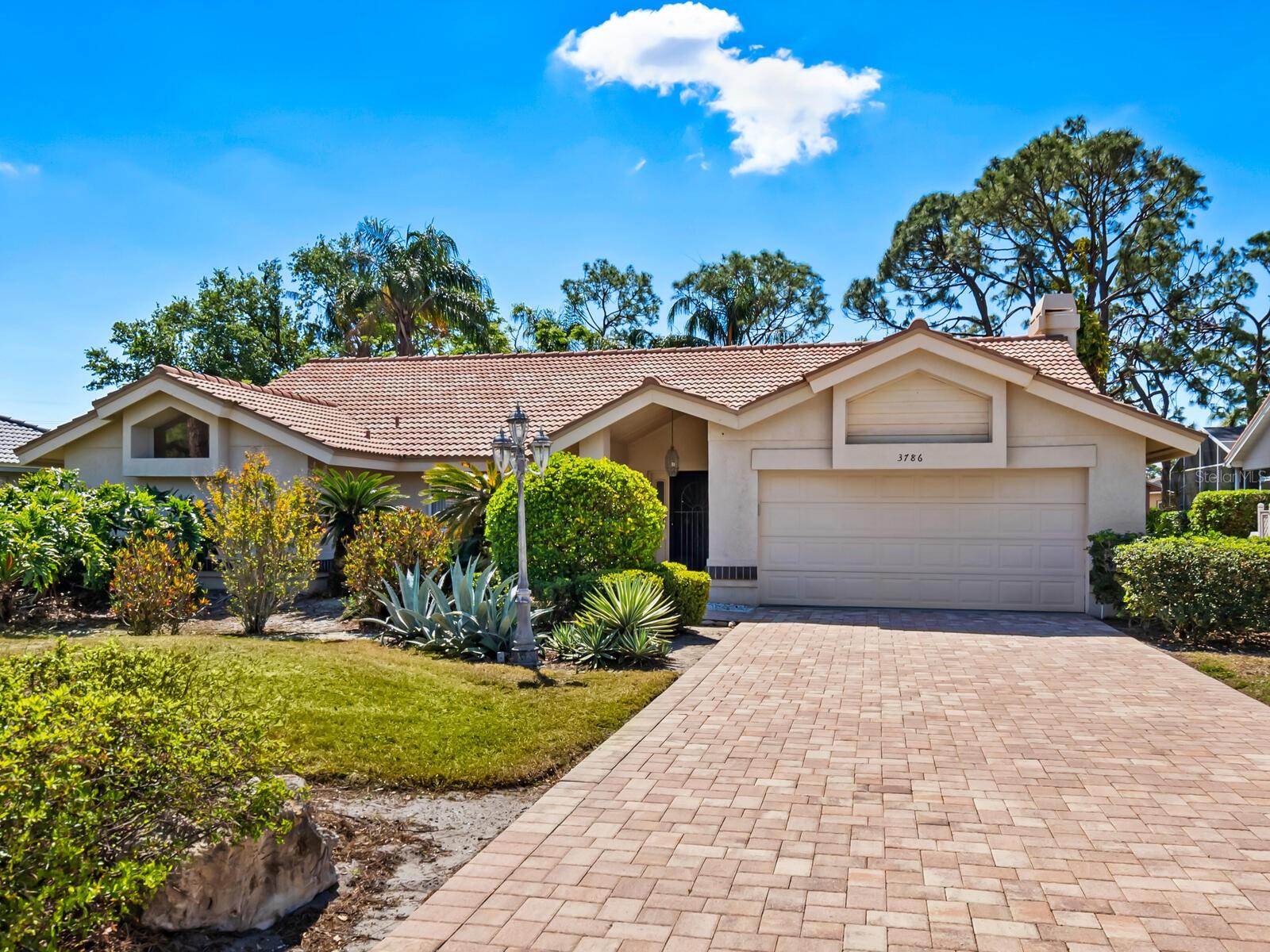 3786 SURREY LANE
