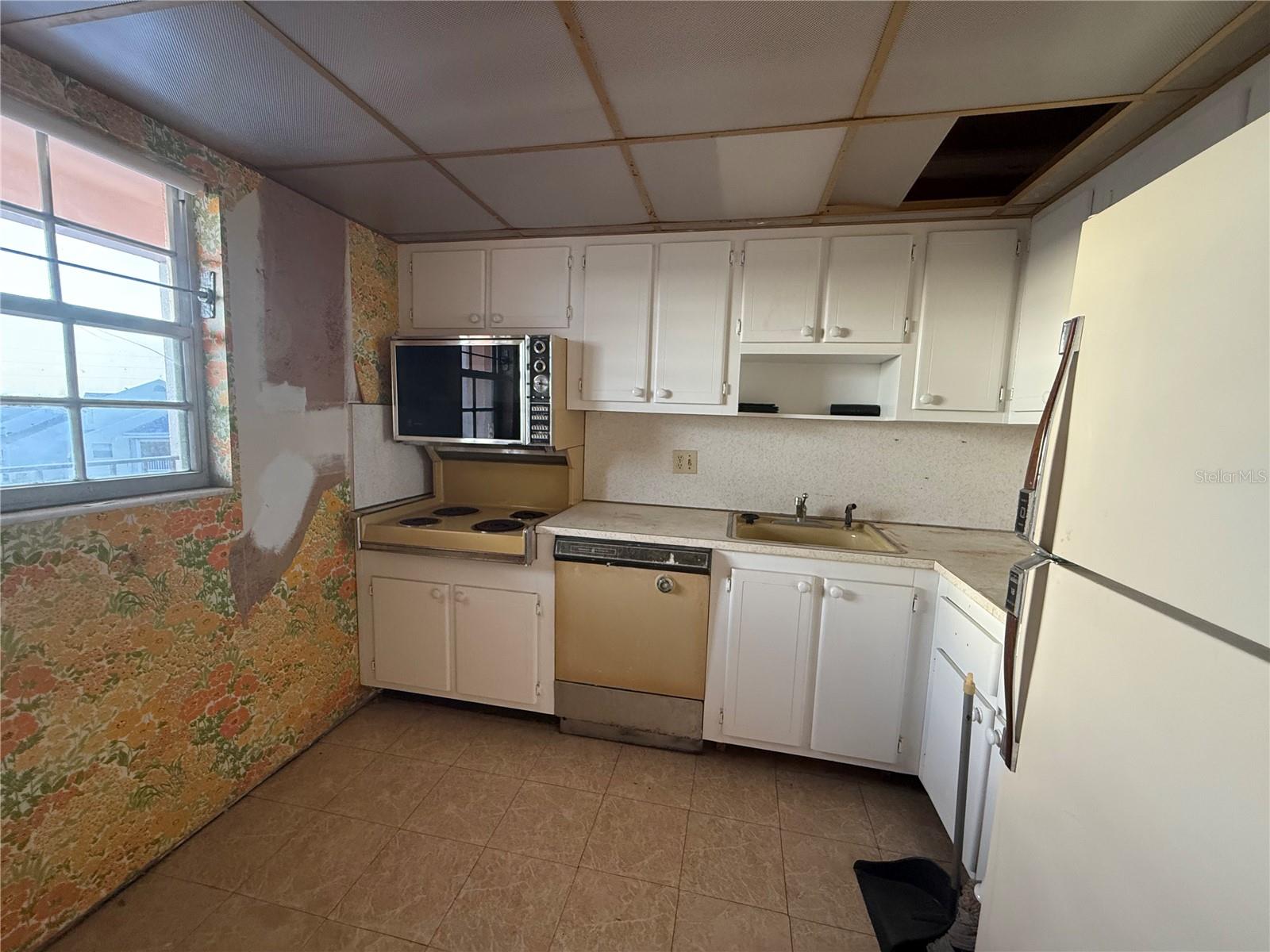 CROSSWINDS COLONY ONE CONDO - Residential