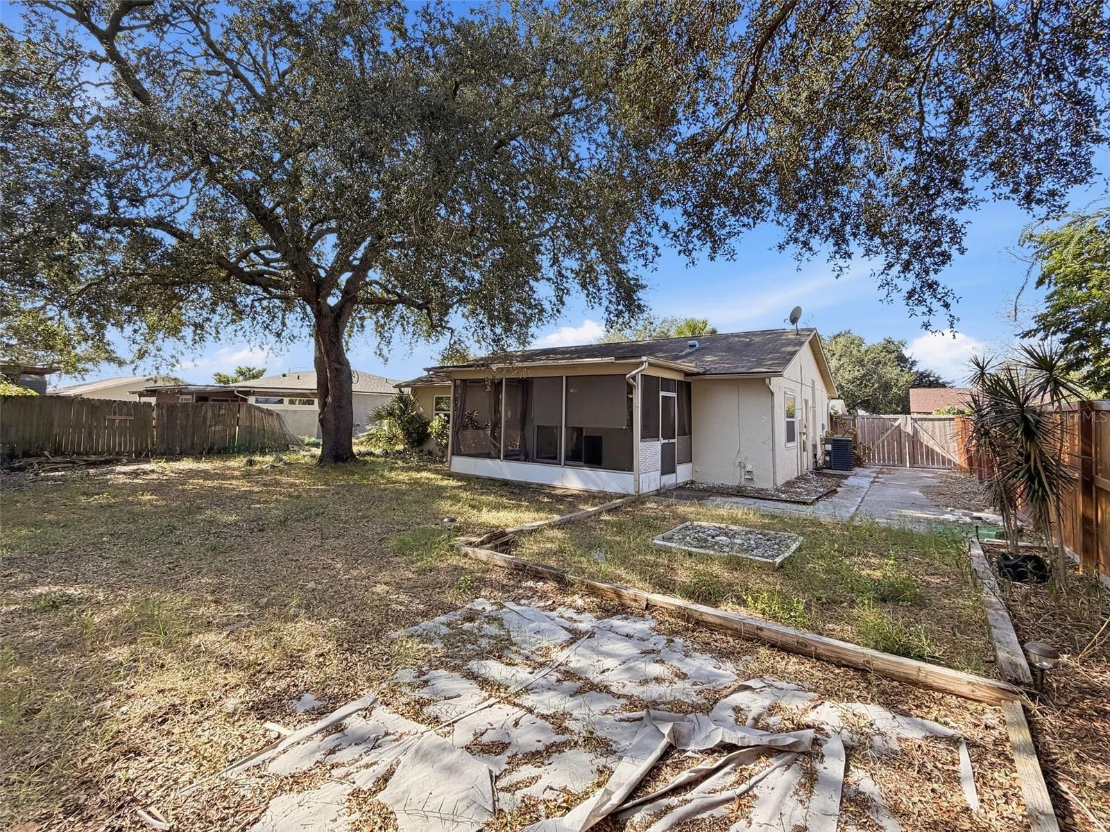 PALM LAKE - Residential