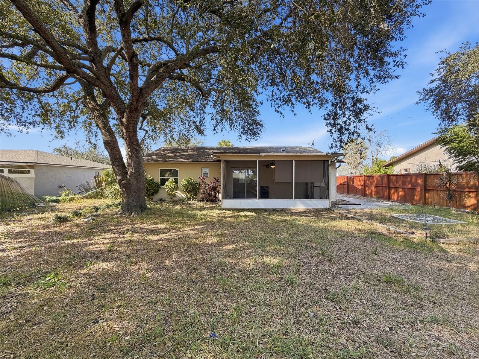 PALM LAKE - Residential