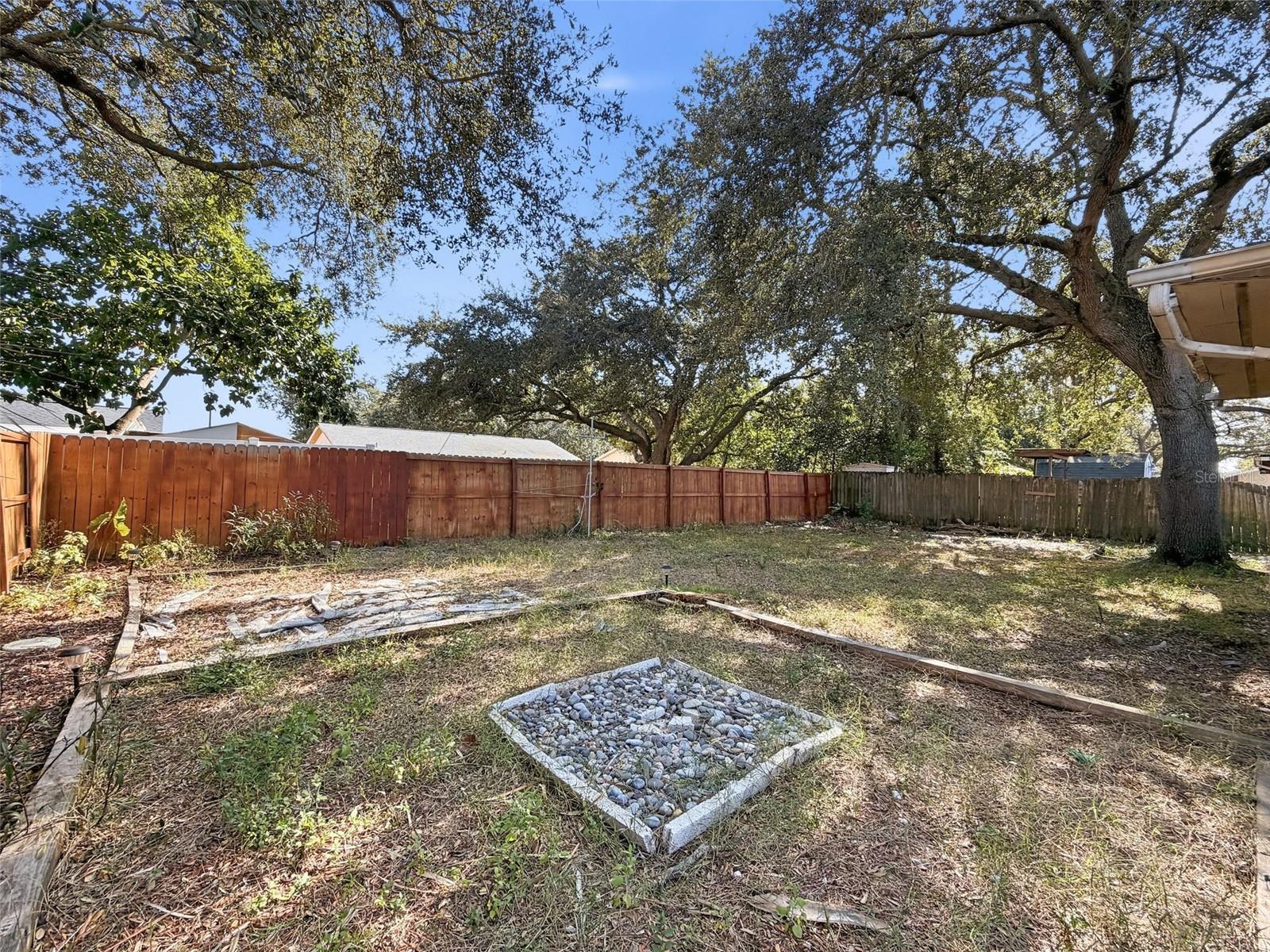 PALM LAKE - Residential