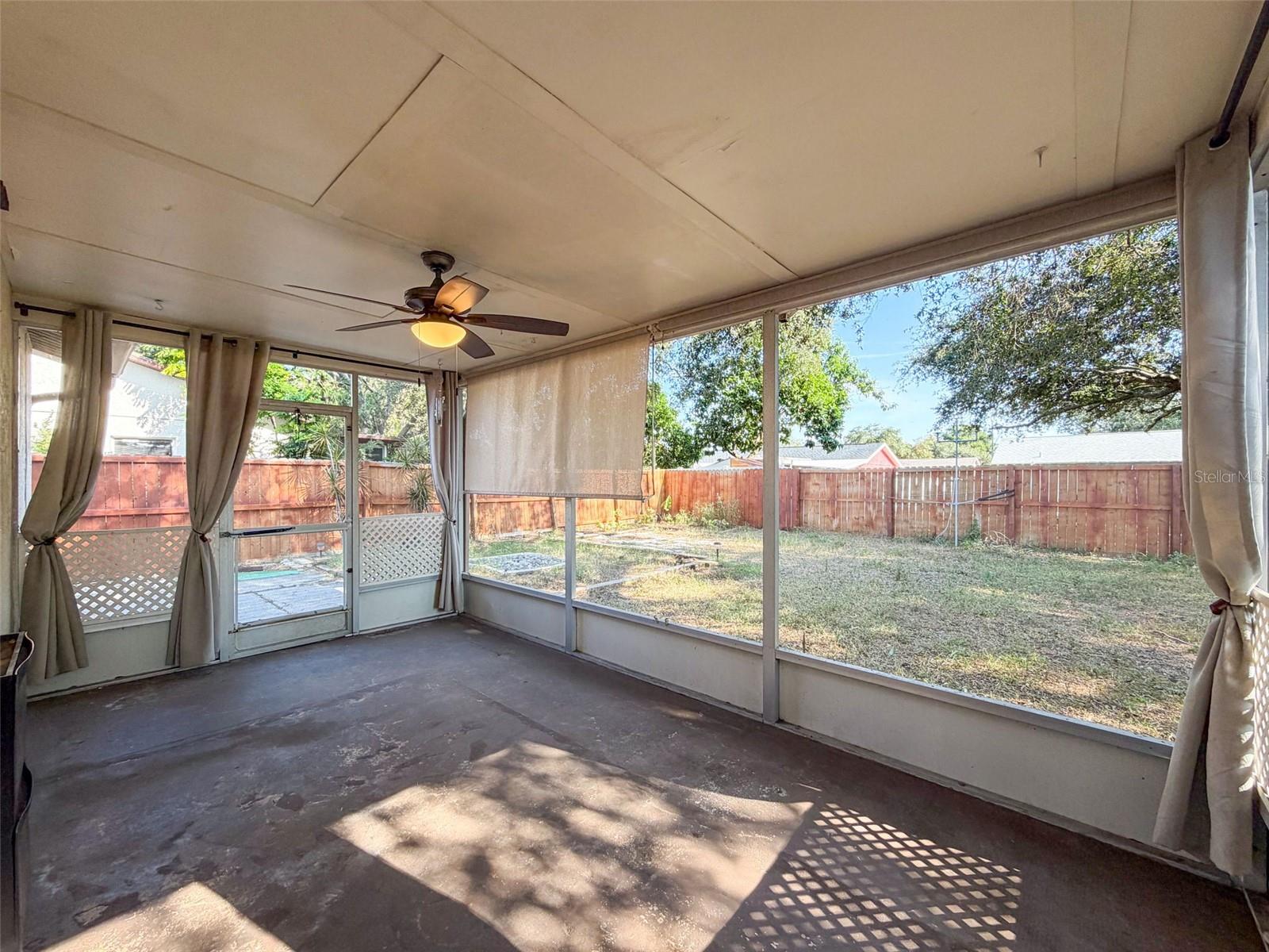 PALM LAKE - Residential