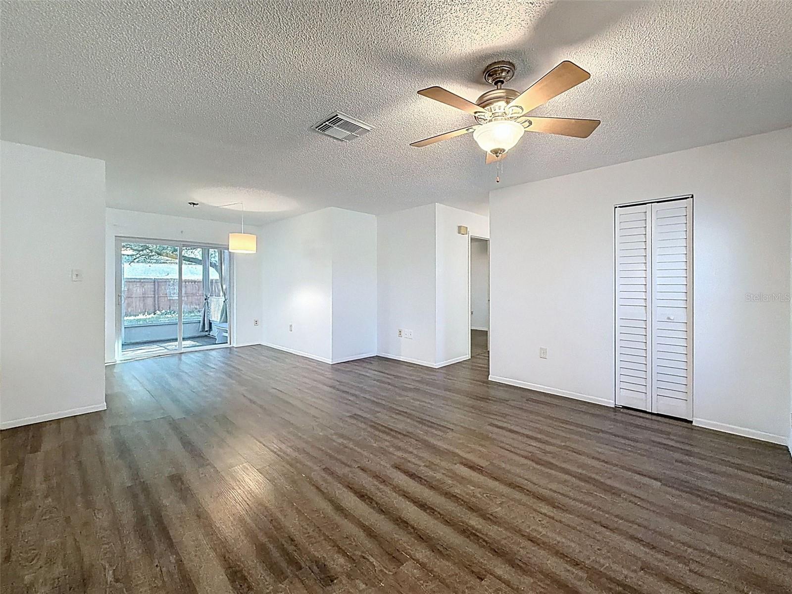 PALM LAKE - Residential