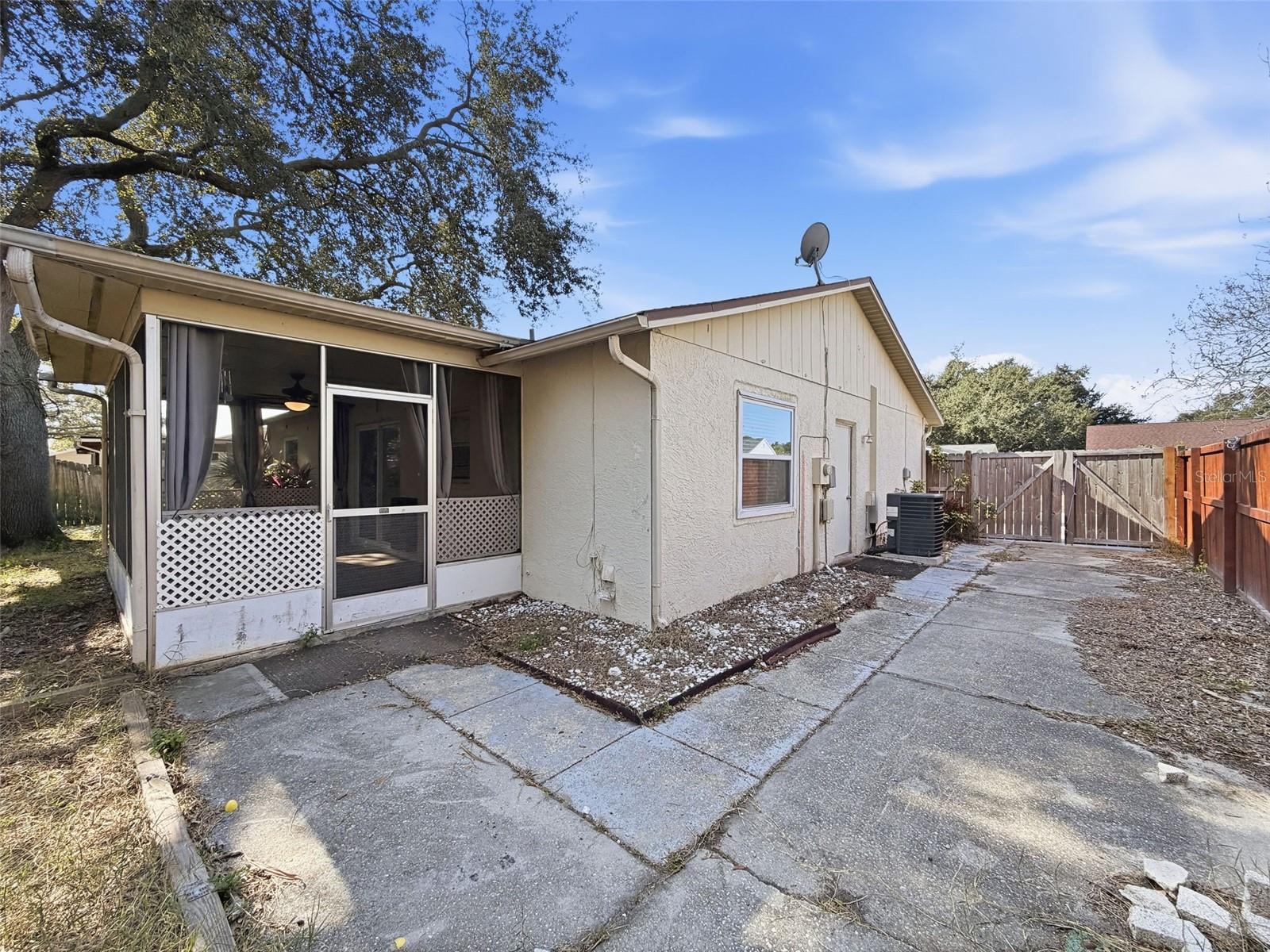 PALM LAKE - Residential