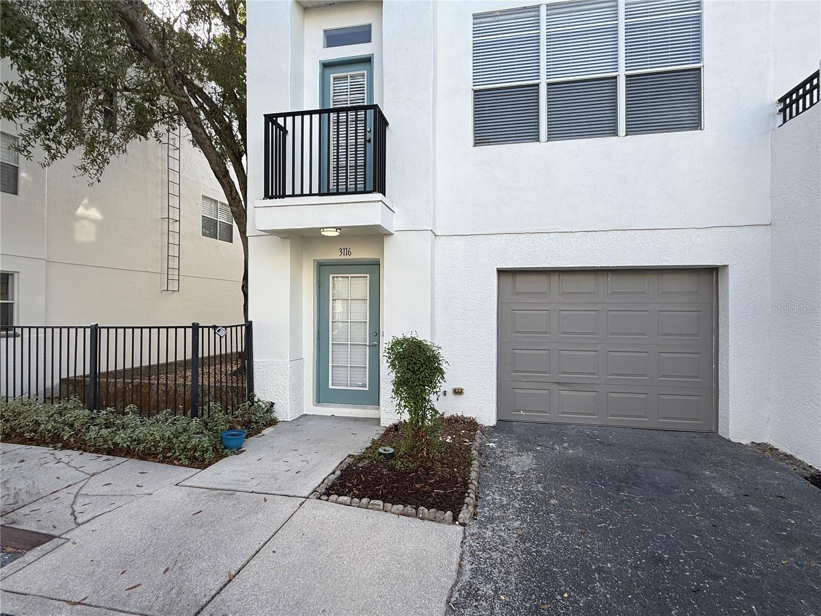 VILLAS OF TOSCANA TWNHMS - Residential Lease