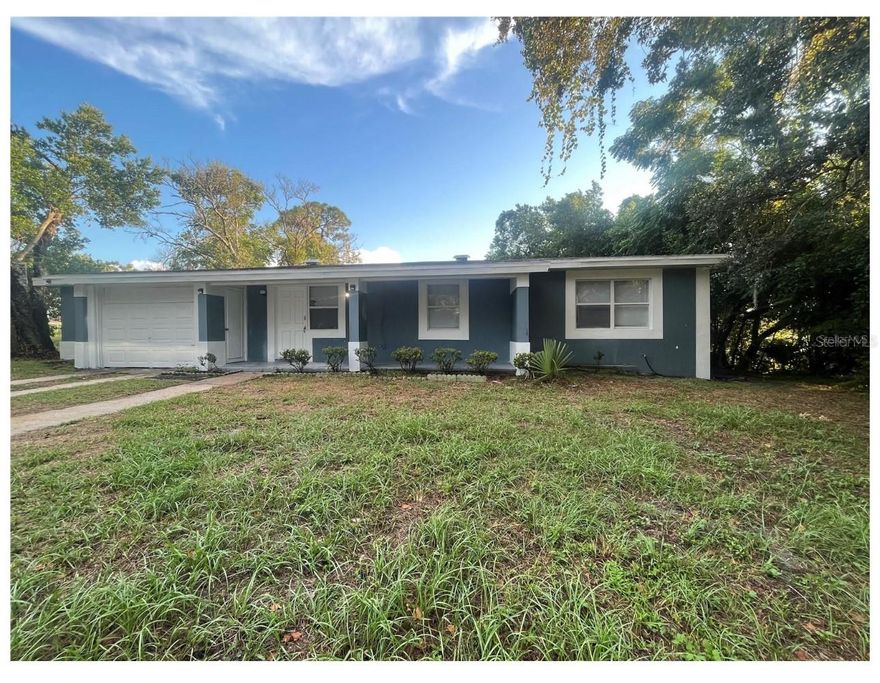 House in the Daytona area, spacious 3/1 with patio, garage for one vehicle near supermarkets, shopping centers school