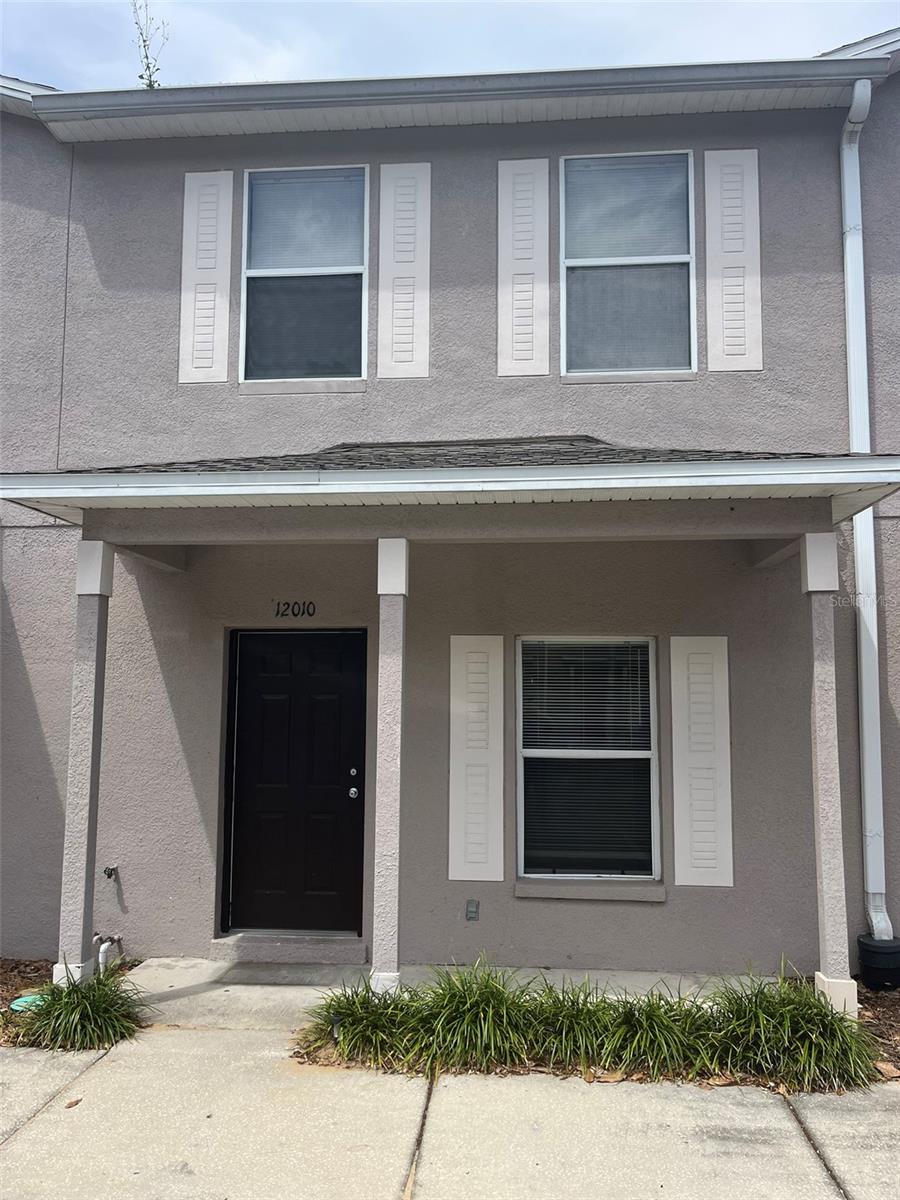 Beautiful two story townhouse 2 bedrooms, 1.5 bathrooms, Kitchen is open to the family room for great conversation with family or friends while cooking. Upstairs you will find 1 bathroom and 2 large Bedrooms each with its own vanity with carpet throughout. Storage is located outside on the covered patio. You can also enjoy the covered back patio for some relaxation. (water is included with the rent.) Close to Armwood Highschool and access I4- and I75