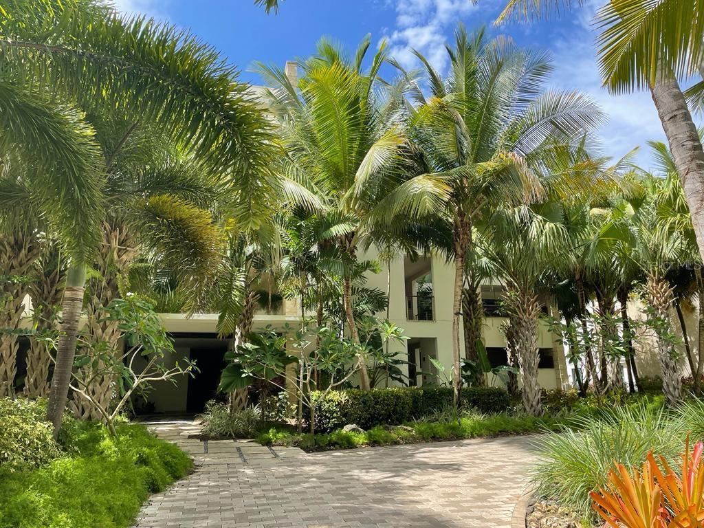 Enjoy the best of paradise with this exquisite condo, located in the esteemed West Beach community nestled within the Ritz-Carlton's Dorado Beach enclave. This sanctuary showcases a picturesque setting where tranquil seas and sandy beaches combine to evoke an atmosphere of opulent living. Designed with contemporary architectural features and utilizing local materials, this exceptional residence seamlessly integrates with its verdant tropical environment, providing a tranquil coastal haven.