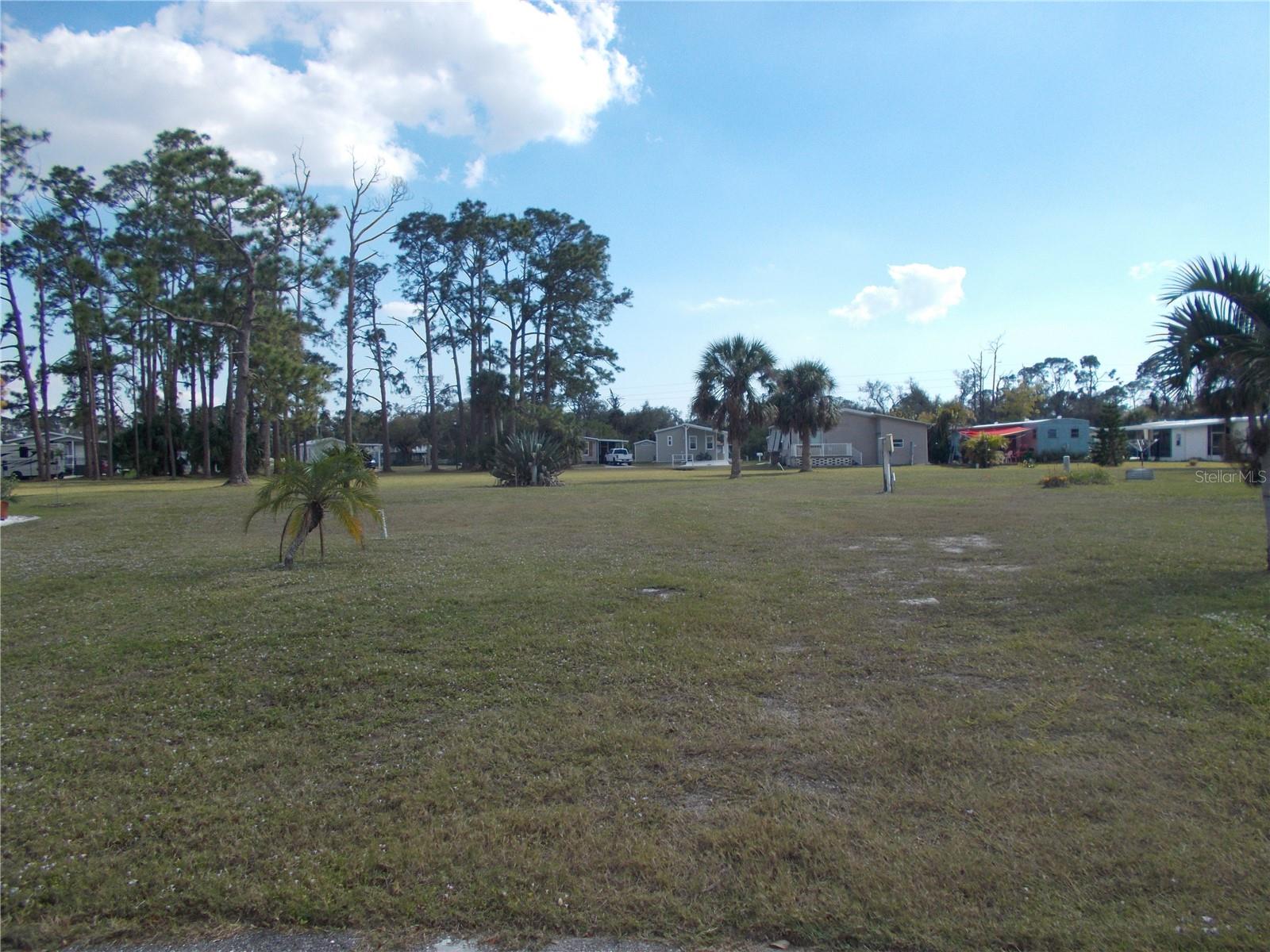 HOLIDAY PARK - Land