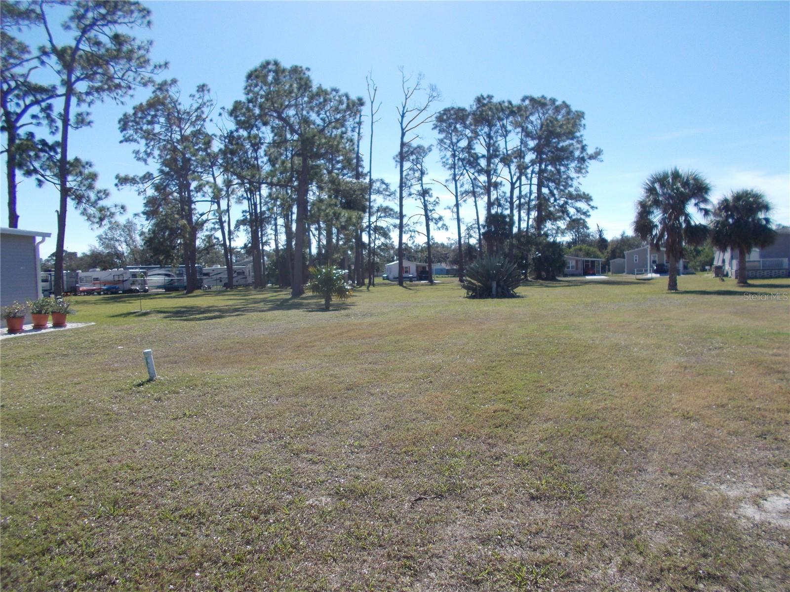 HOLIDAY PARK - Land