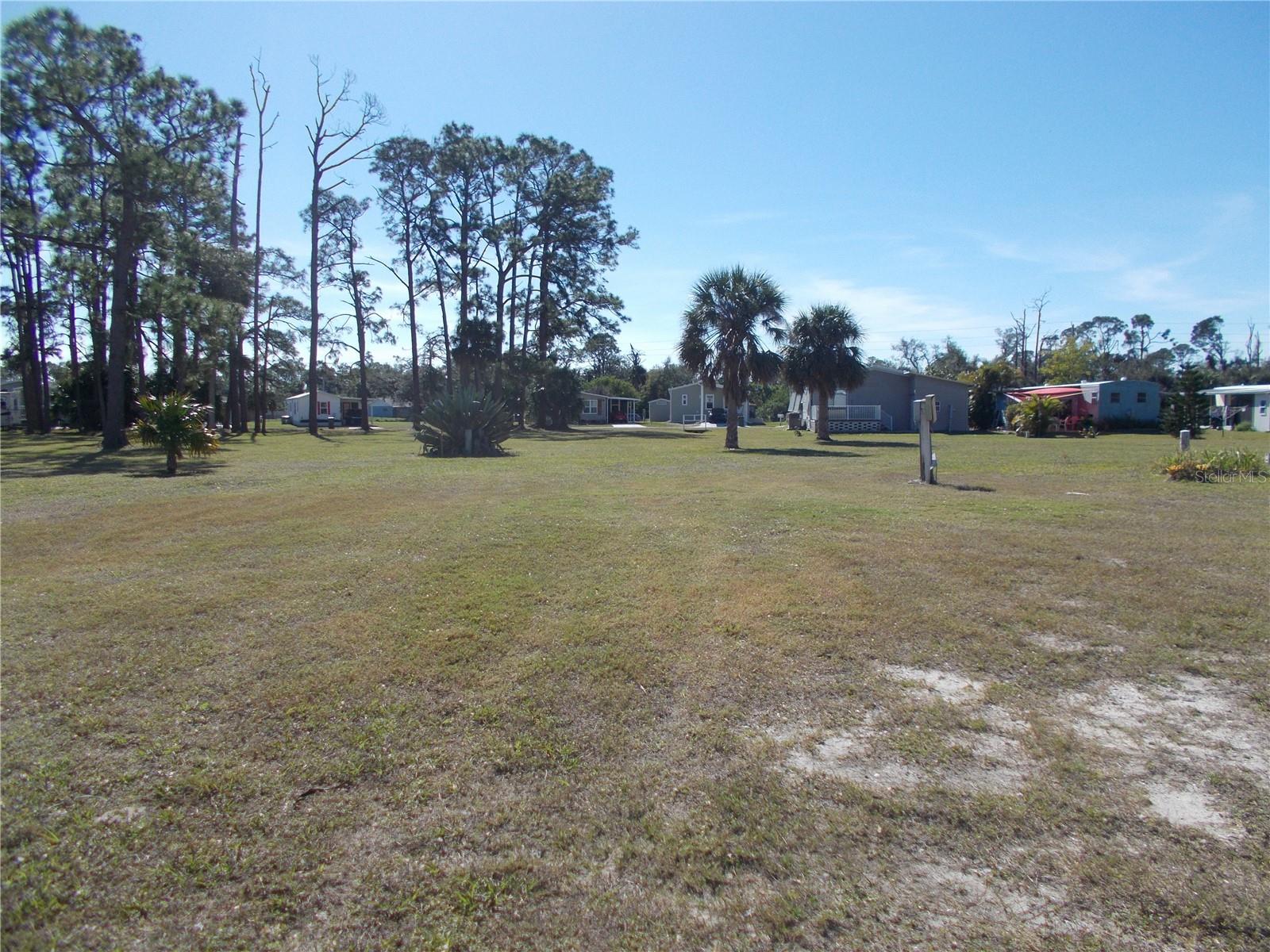 HOLIDAY PARK - Land