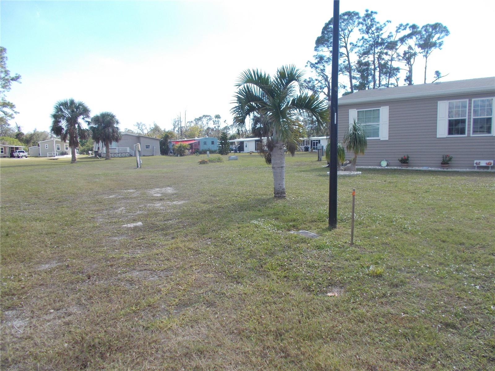 HOLIDAY PARK - Land