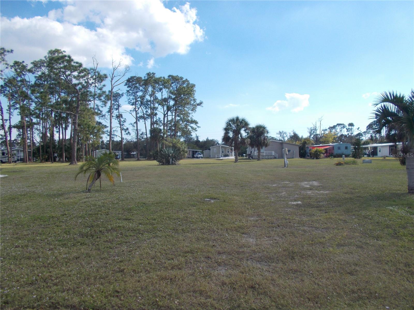 HOLIDAY PARK - Land