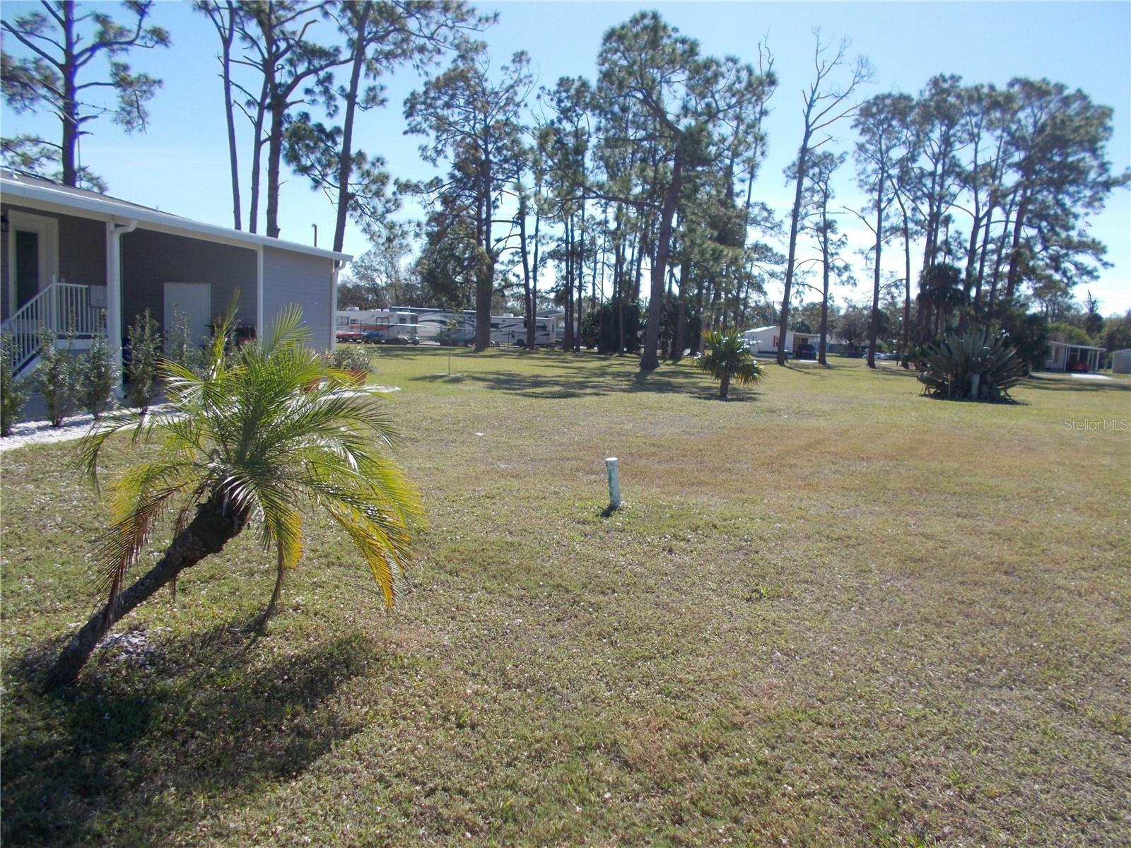 HOLIDAY PARK - Land