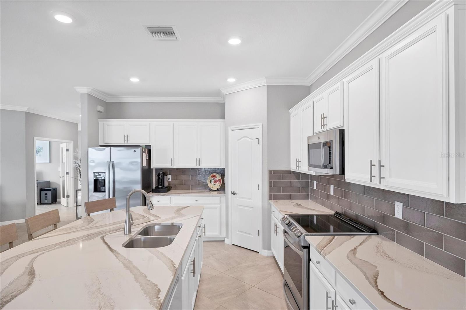 SARASOTA NATIONAL PH 13-B - Residential