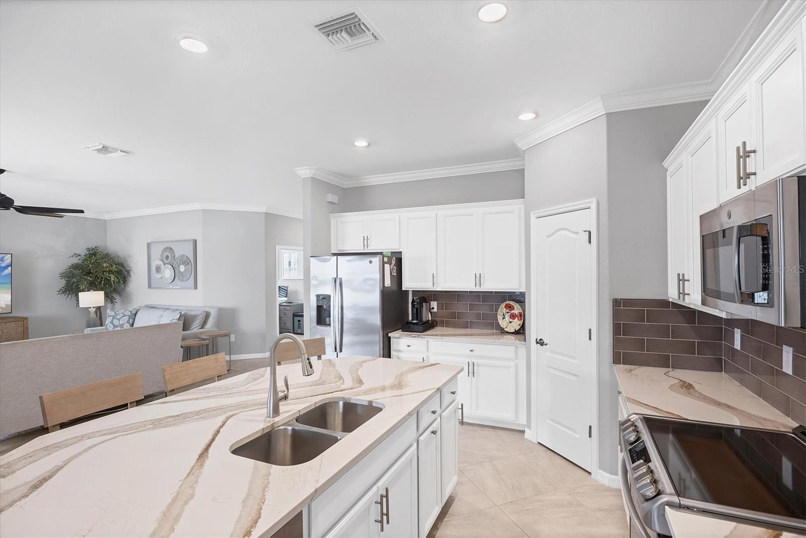 SARASOTA NATIONAL PH 13-B - Residential