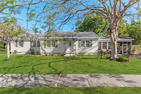 Photo of 2514 15th Avenue W, Bradenton, FL 34205 (MLS # A4687743)