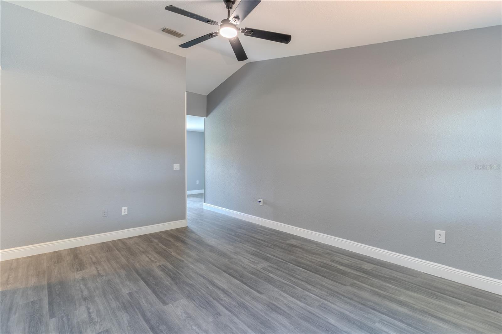 411 RED HAWK LOOP