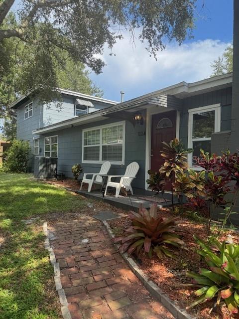 UNIQUE HOME IN CLEARWATER, GREAT LOCATION! 2 STORY HOME WITH AN ATTACHED APARTMENT THAT IS CURRENTLY OCCUPIED BY THE OWNER'S SON. ( APARTMENT IS NOT INCLUDED WITH THIS HOME) 3 BEDROOMS, 2 BATHROOMS. REMODELED EAT-IN KITCHEN WITH CENTER ISLAND & NEW STAINLESS STEEL APPLIANCES. LARGE GREAT ROOM WITH BUILT-INS AND SEPARATE DINING AREA. THERE IS ONE BEDROOM AND ONE BATHROOM DOWNSTAIRS. UPSTAIRS FEATURES TWO BEDROOMS AND ONE BATHROOM. NEWER WINDOWS UPSTAIRS.
HUGE SCREEN ENCLOSED PATIO WITH TRAVERTINE FLOORS. ABOVE GROUND POOL WITH LARGE WRAP AROUND DECK AND GAZEBO. WATER, SEWER AND INTERNET IS INCLUDED IN THE RENT. CIRCULAR DRIVEWAY AND CARPORT. MINUTES TO DOWNTOWN DUNEDIN AND CLEARWATER BEACH.
