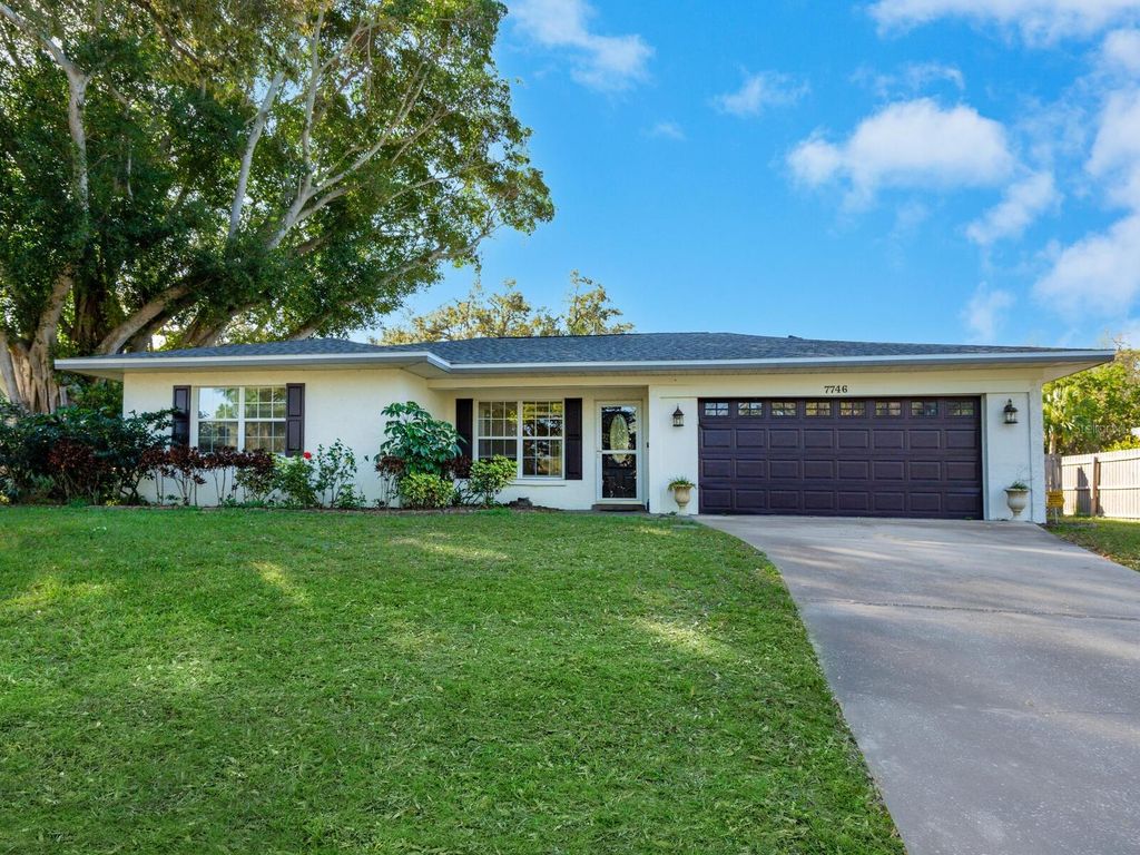 Photo of 7746 Westmoreland Drive, Sarasota, FL 34243 (MLS # A4688339)