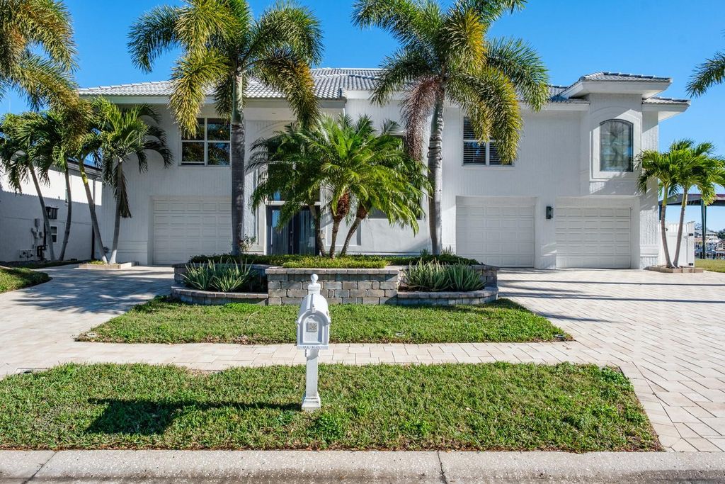 Photo of 5949 Seabird Drive S, Gulfport, FL 33707 (MLS # TB8468575)