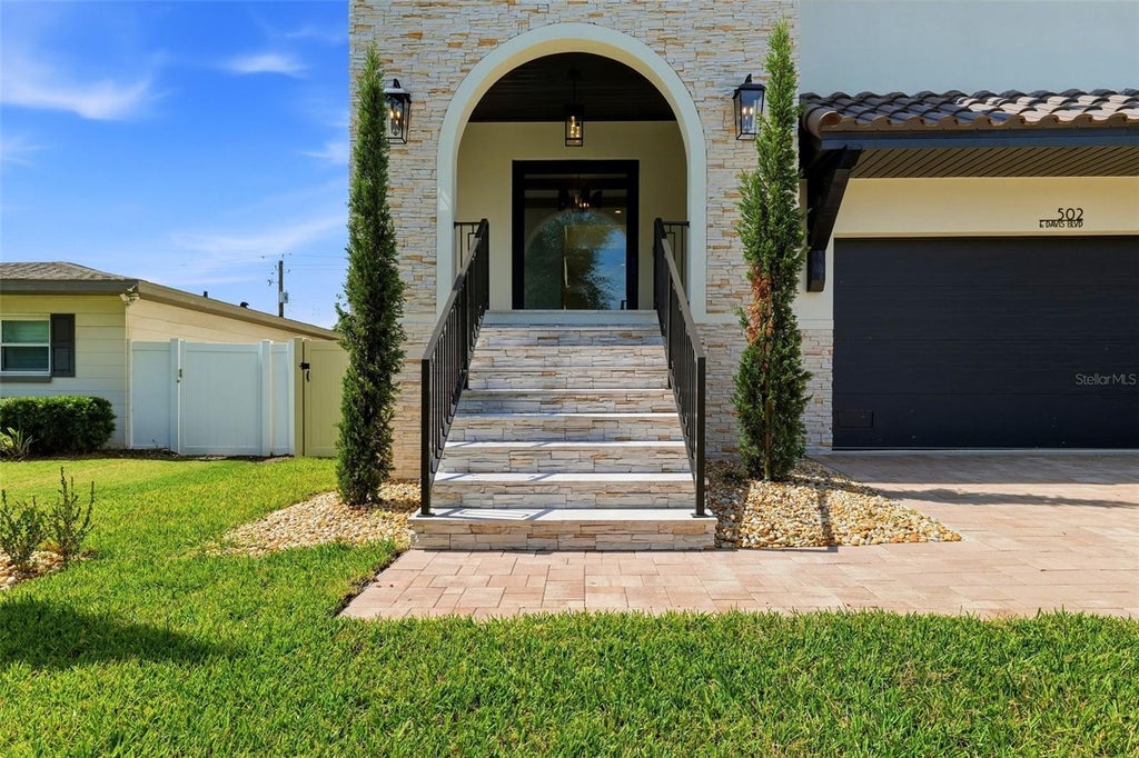 Photo of 502 E Davis Boulevard, Tampa, FL 33606 (MLS # TB8556090)