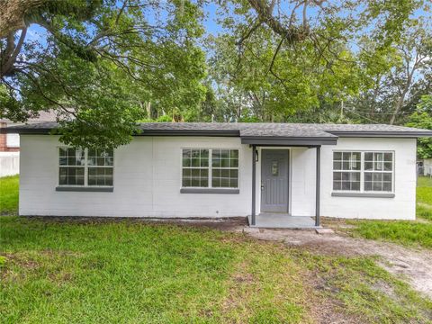 Photo of 405 Willow Avenue, Sanford, FL 32771 (MLS # V4943924)