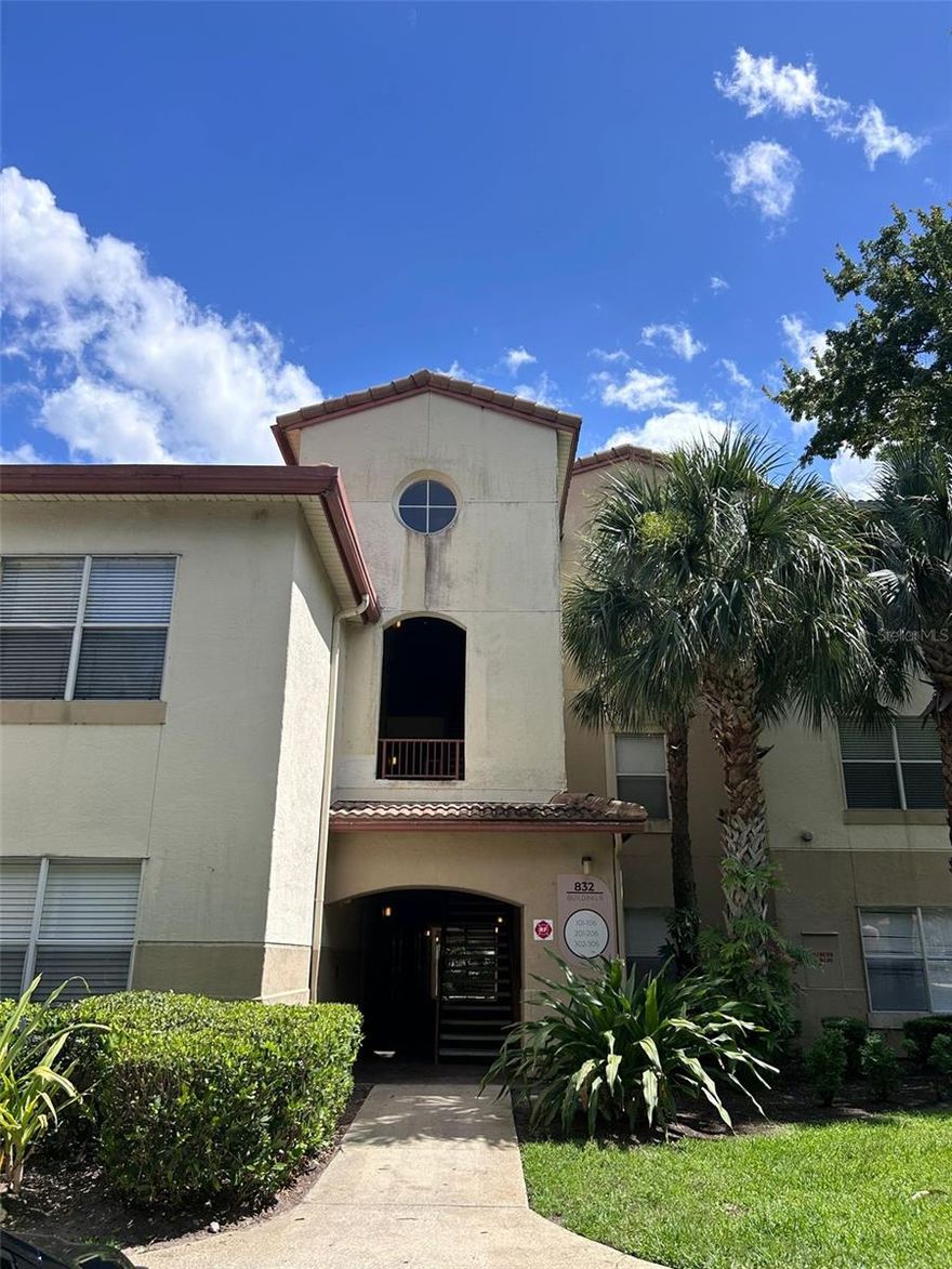 Very nice and well-maintained 1-bedroom, 1-bathroom apartment in Altamonte Springs. Abundant natural light. The unit offers a beautiful open kitchen, a spacious living area, and an additional flexible space that seamlessly extends the living room—perfect for a home office or reading nook.