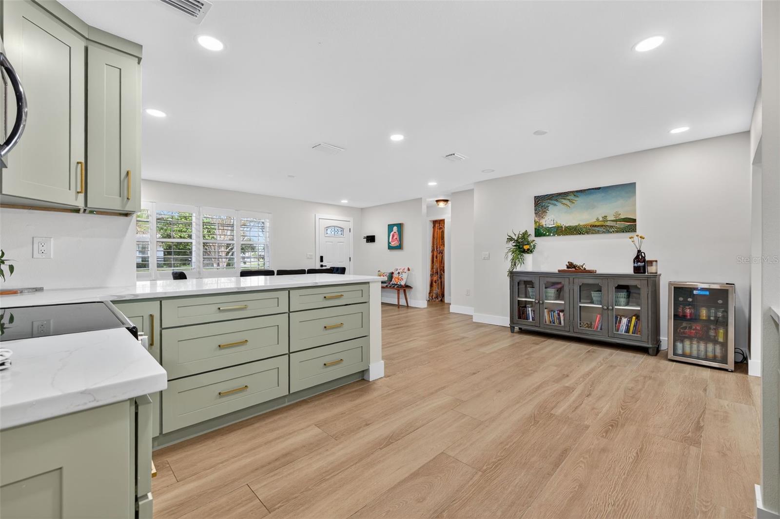 SUN-LIT SHORES - Residential