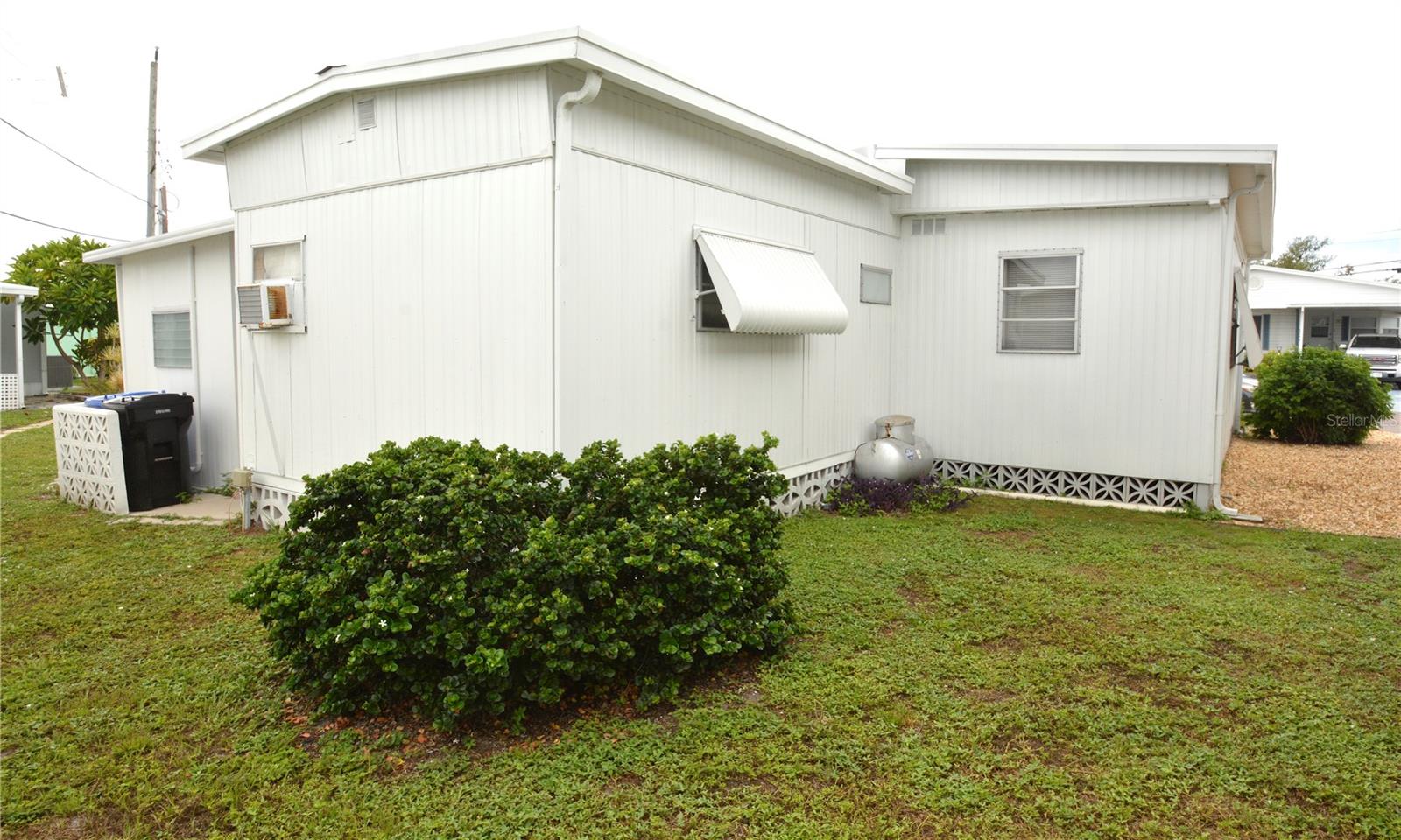 COUNTRY CLUB ESTATES - Residential