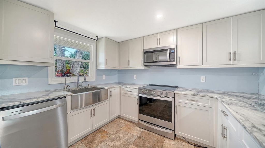Photo of 1203 Pineland Avenue, Venice, FL 34285 (MLS # A4679605)