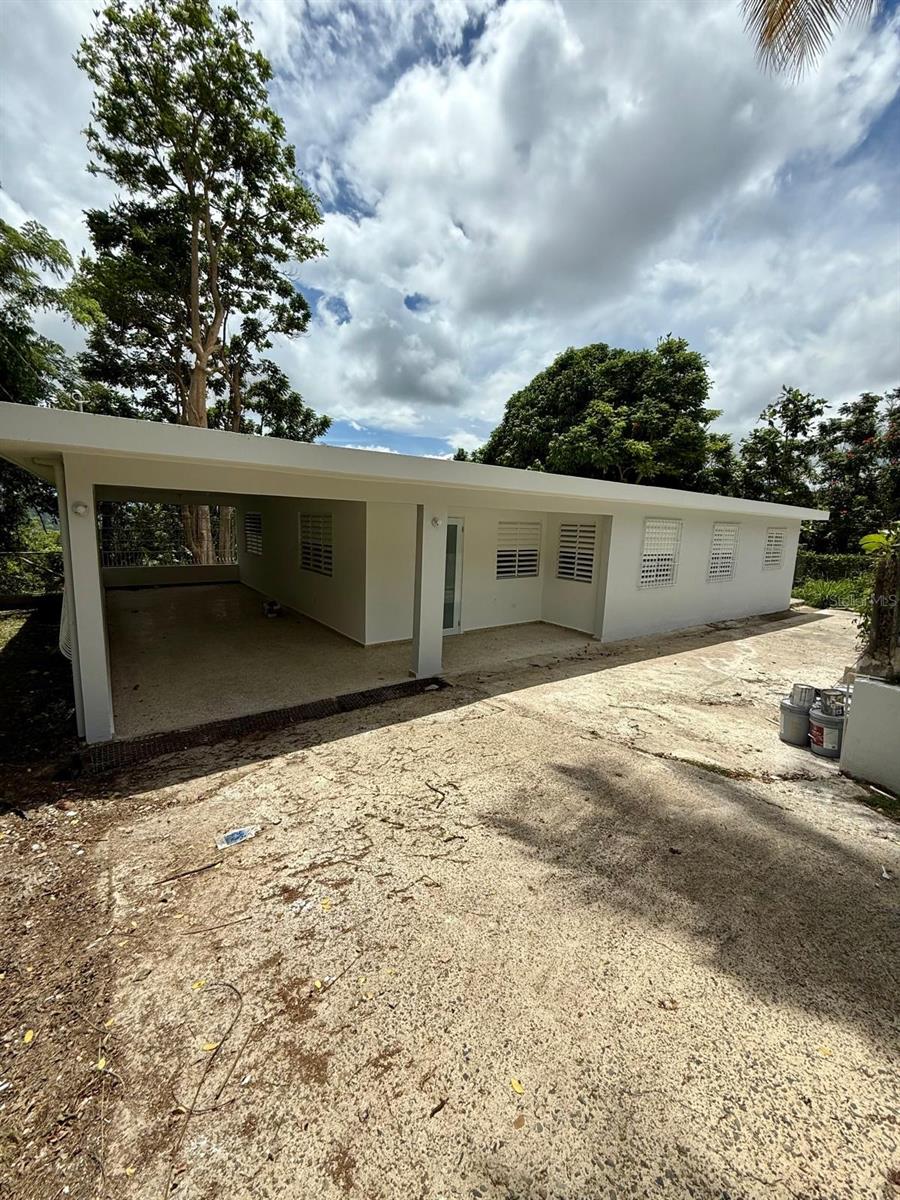 This property offers over 1 acre of land (4,687 m²) with beautiful views and a fully remodeled home featuring . The residence includes 3 bedrooms and 1 bathroom, with recent upgrades such as a kitchen, modern doors, fresh paint, roof treatment. A great opportunity to enjoy a move-in ready home with ample land and privacy.