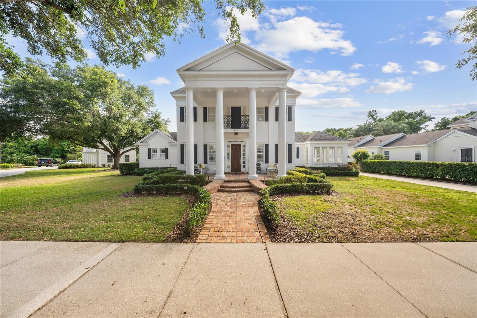 913 WESTPARK DR