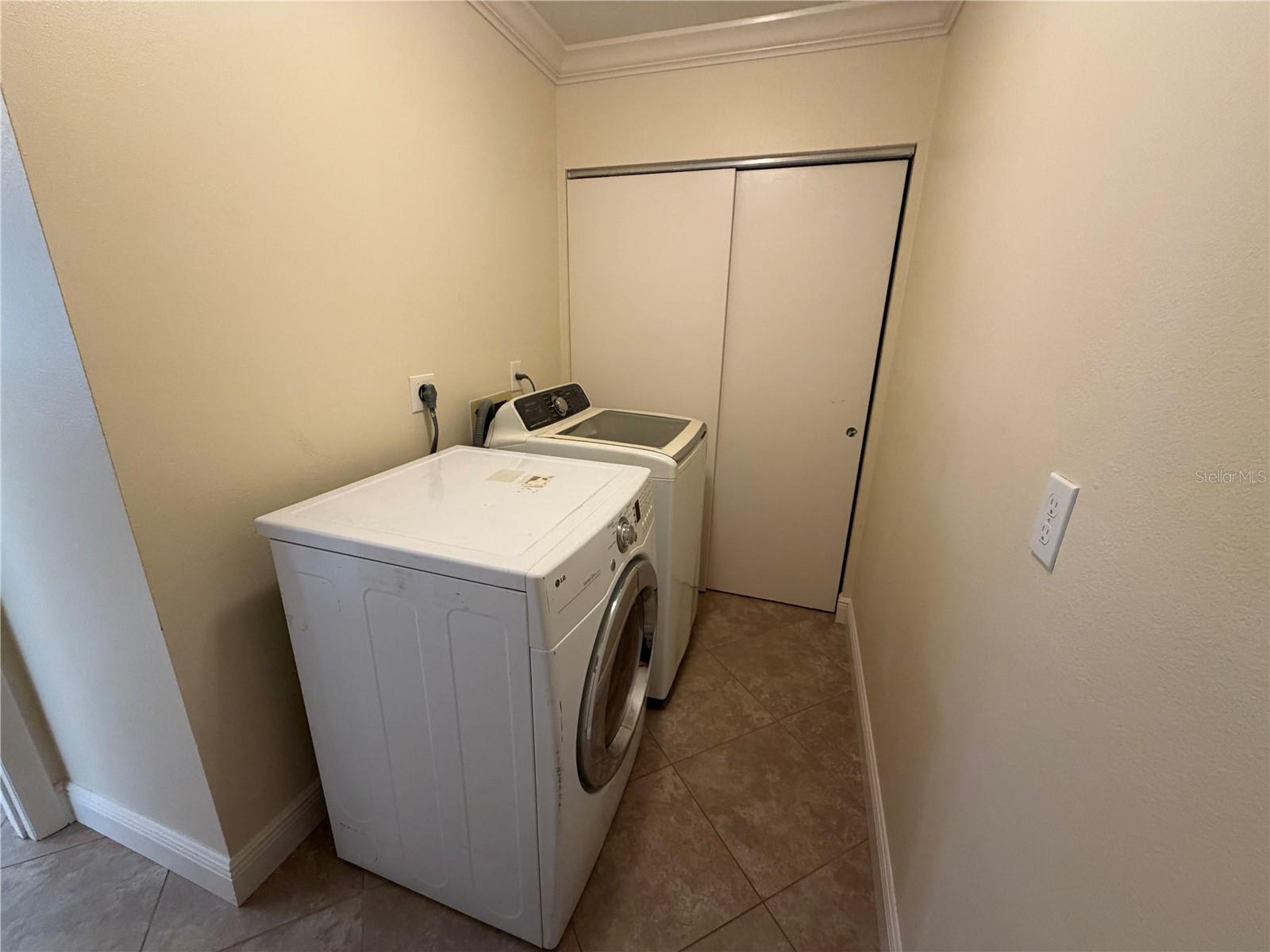 COURTYARD SQUARE - Residential Lease