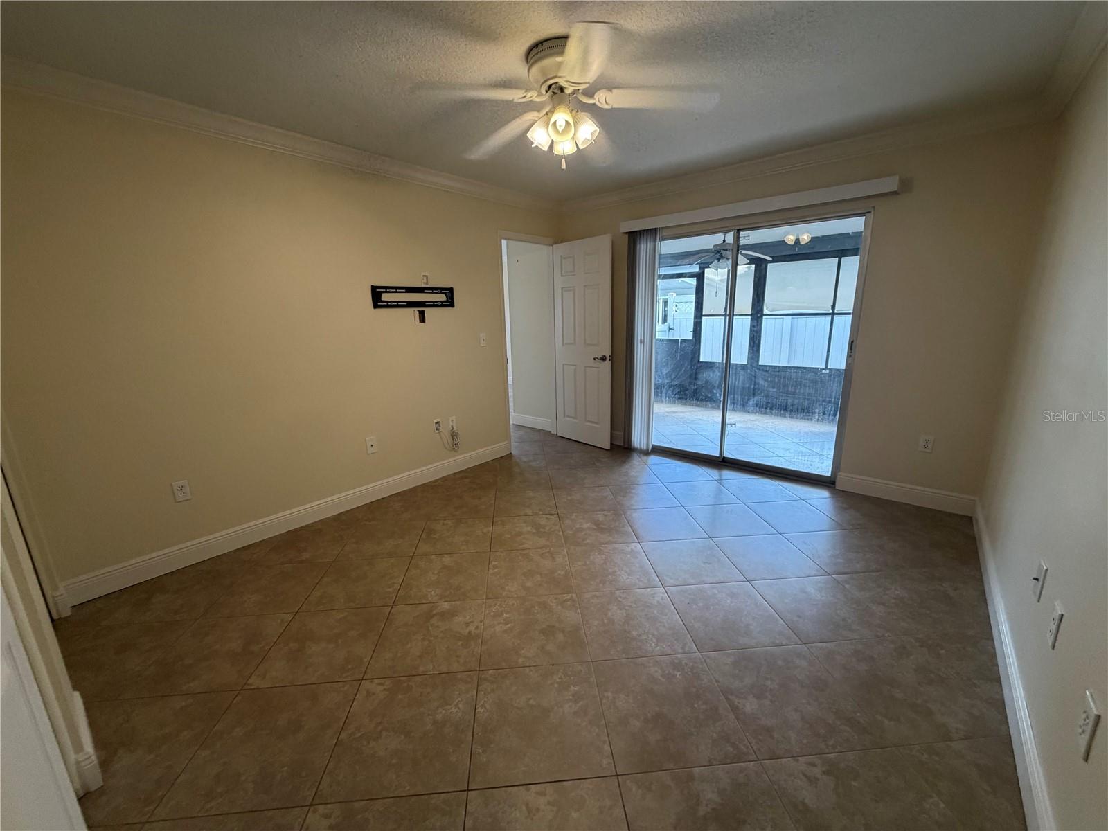 COURTYARD SQUARE - Residential Lease