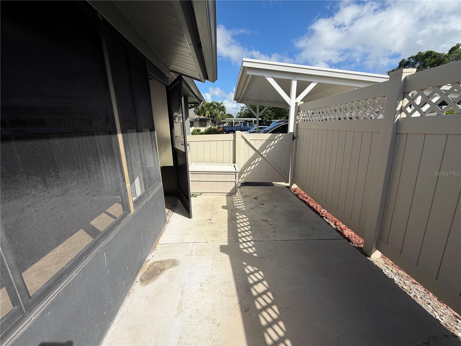 COURTYARD SQUARE - Residential Lease