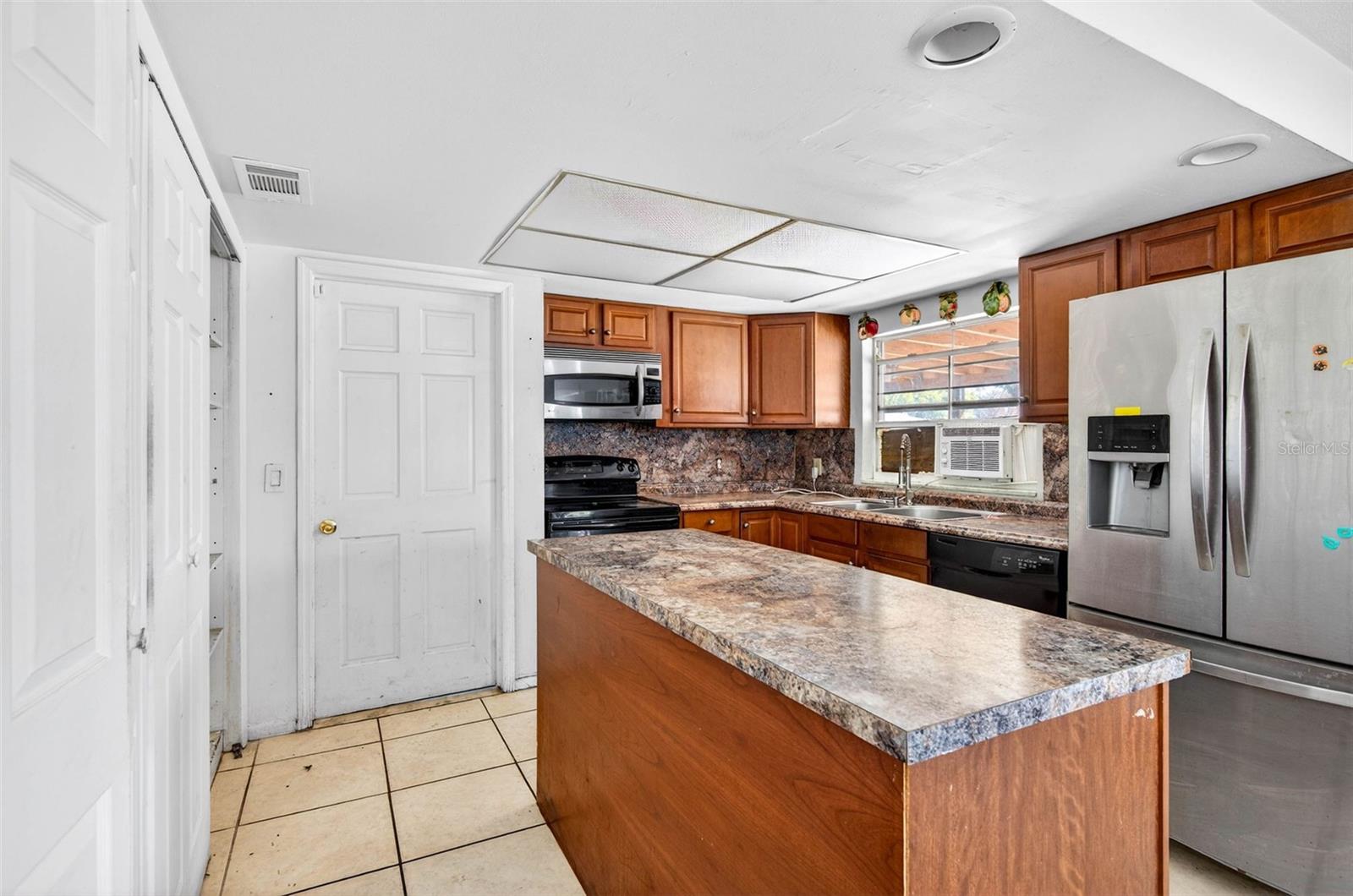 AVIS HOMES UNIT 1 - Residential